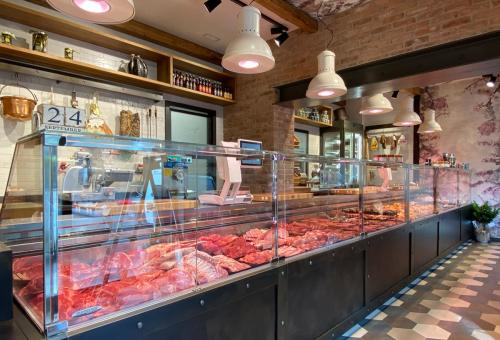 Esposizione di carne in macelleria: cosa preferisce il cliente?